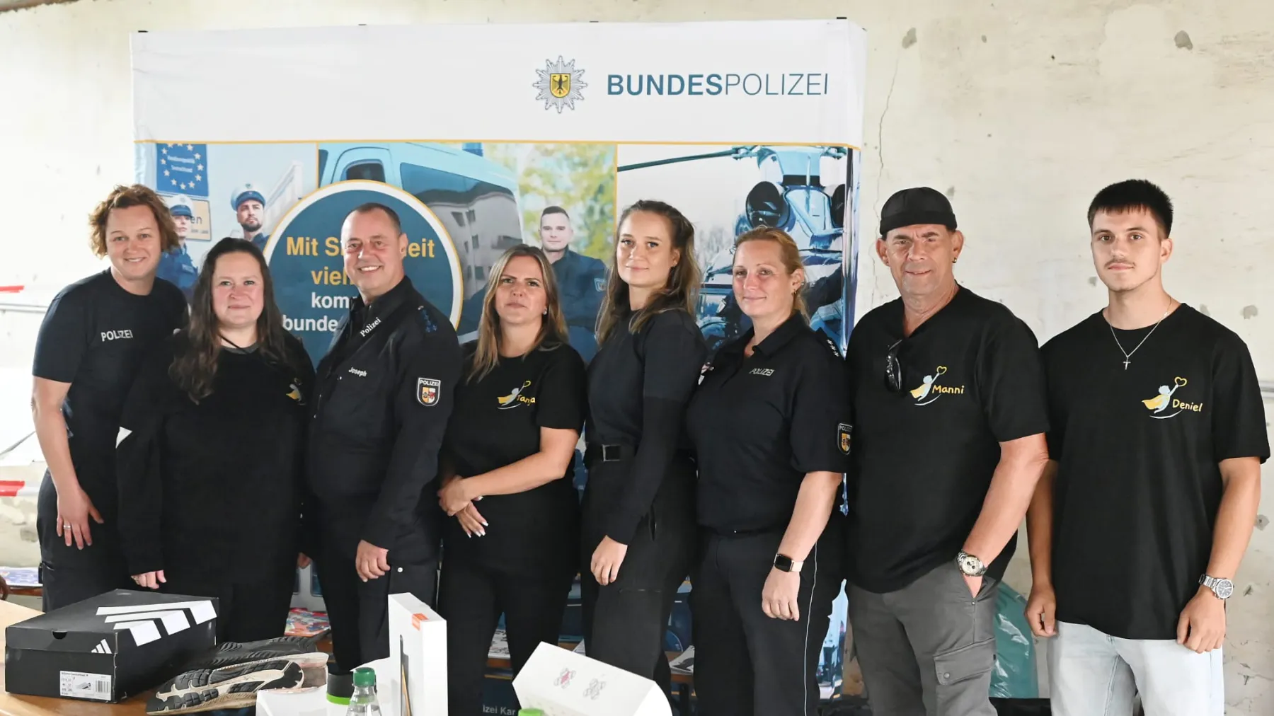 Das Team von Kinderträume Ohne Grenzen gemeinsam mit Polizeikräften am Infostand.